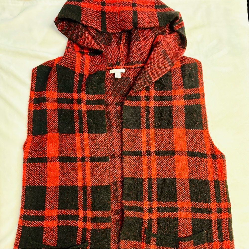 Sleeveless cardigan sweater with hood and pockets